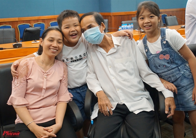 Những nụ cười rạng rỡ sau khi vợ tặng chồng một phần gan Nhung nu cuoi rang ro sau khi vo tang chong mot phan gan