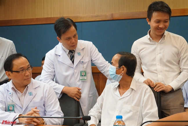Những nụ cười rạng rỡ sau khi vợ tặng chồng một phần gan Nhung nu cuoi rang ro sau khi vo tang chong mot phan gan