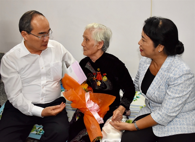 Bí thư Thành ủy Nguyễn Thiện Nhân thăm và tặng quà gia đình chính sách Bi thu Thanh uy Nguyen Thien Nhan tham va tang qua gia dinh chinh sach