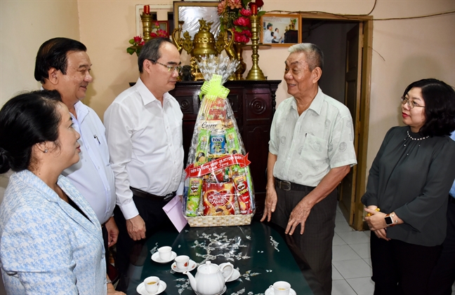Bí thư Thành ủy Nguyễn Thiện Nhân thăm và tặng quà gia đình chính sách Bi thu Thanh uy Nguyen Thien Nhan tham va tang qua gia dinh chinh sach