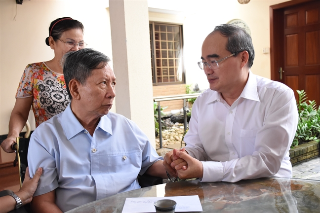 Bí thư Thành ủy Nguyễn Thiện Nhân thăm và tặng quà gia đình chính sách Bi thu Thanh uy Nguyen Thien Nhan tham va tang qua gia dinh chinh sach