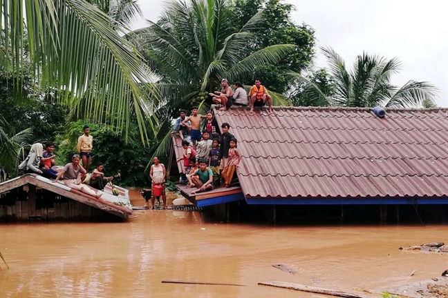Vỡ đập thủy điện ở Lào: Sau một tiếng nổ, nước đổ như thác lũ! Vo dap thuy dien o Lao: Sau mot tieng no, nuoc do nhu thac lu!