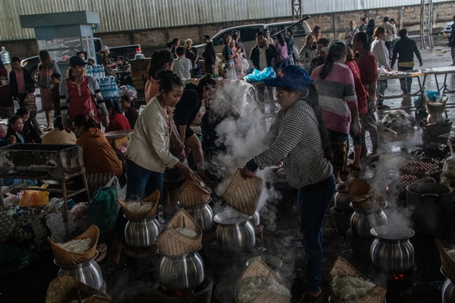 Vỡ đập thủy điện ở Lào: Sau một tiếng nổ, nước đổ như thác lũ! Vo dap thuy dien o Lao: Sau mot tieng no, nuoc do nhu thac lu!