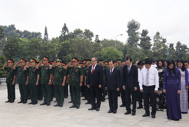 Lãnh đạo TP.HCM tri ân các Anh hùng liệt sĩ Lanh dao TP.HCM tri an cac Anh hung liet si