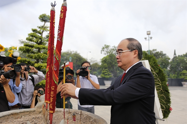 Lãnh đạo TP.HCM tri ân các Anh hùng liệt sĩ Lanh dao TP.HCM tri an cac Anh hung liet si