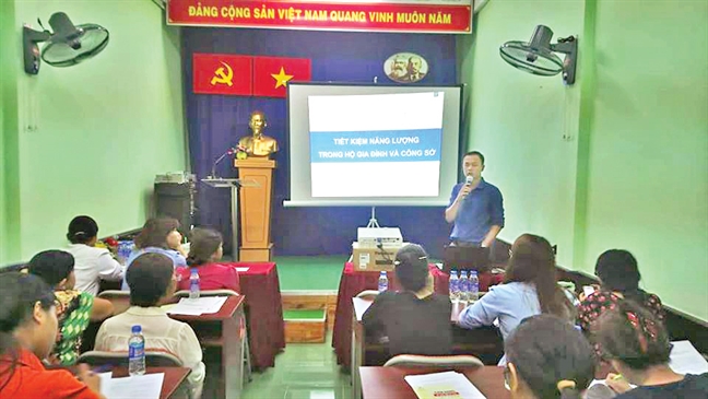 Hội phụ nữ: Kênh phối hợp tuyên truyền tiết kiệm điện hiệu quả Hoi phu nu: Kenh phoi hop tuyen truyen tiet kiem dien hieu qua