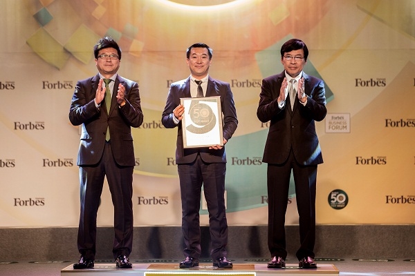 Vinamilk 6 năm liền được Forbes bình chọn vào Top 50 công ty niêm yết tốt nhất Việt Nam Vinamilk 6 nam lien duoc Forbes binh chon vao Top 50 cong ty niem yet tot nhat Viet Nam