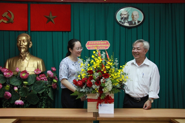 Đoàn lãnh đạo Hội LHPN TP thăm, tặng hoa chúc mừng Ngày truyền thống ngành Tuyên giáo Doan lanh dao Hoi LHPN TP tham, tang hoa chuc mung Ngay truyen thong nganh Tuyen giao