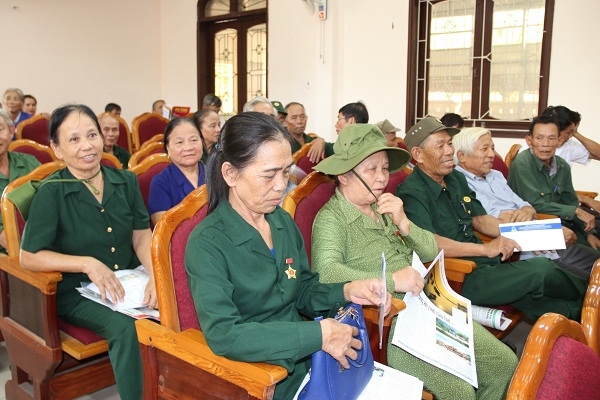 Tập đoàn Tân Hiệp Phát tặng quà cho các cựu thanh niên xung phong Nghệ An, Hà Tĩnh Tap doan Tan Hiep Phat tang qua cho cac cuu thanh nien xung phong Nghe An, Ha Tinh