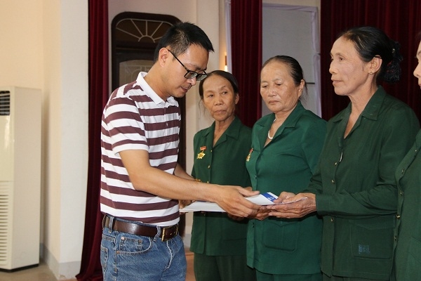 Tập đoàn Tân Hiệp Phát tặng quà cho các cựu thanh niên xung phong Nghệ An, Hà Tĩnh Tap doan Tan Hiep Phat tang qua cho cac cuu thanh nien xung phong Nghe An, Ha Tinh