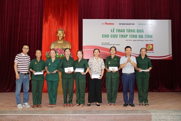 Tập đoàn Tân Hiệp Phát tặng quà cho các cựu thanh niên xung phong Nghệ An, Hà Tĩnh Tap doan Tan Hiep Phat tang qua cho cac cuu thanh nien xung phong Nghe An, Ha Tinh
