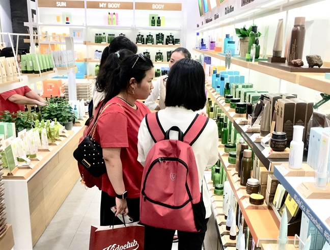 Các con tuổi teen 'tập tành' dùng son phấn, cha mẹ nên làm gì? Cac con tuoi teen 'tap tanh' dung son phan, cha me nen lam gi?