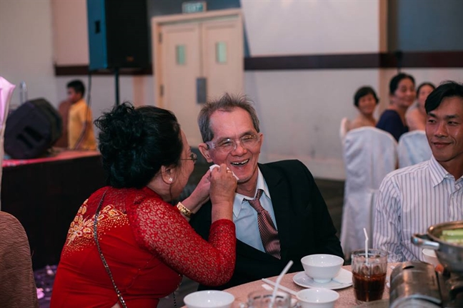'Chồng ơi, không có anh làm sao em sống được?' 'Chong oi, khong co anh lam sao em song duoc?'