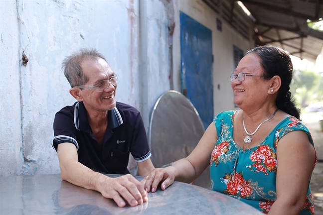 'Chồng ơi, không có anh làm sao em sống được?' 'Chong oi, khong co anh lam sao em song duoc?'
