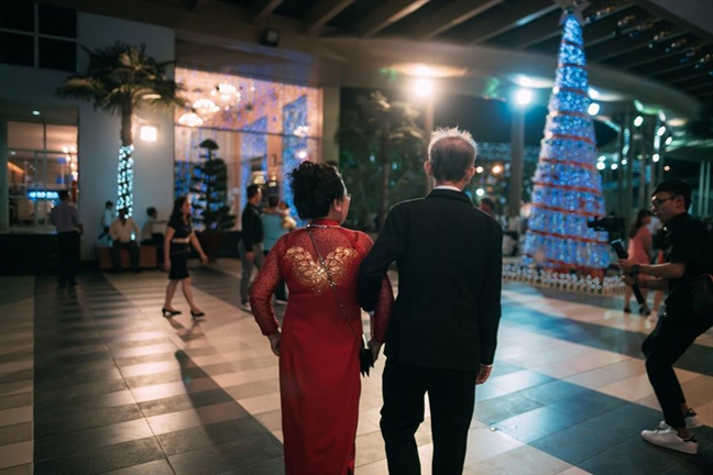 'Chồng ơi, không có anh làm sao em sống được?' 'Chong oi, khong co anh lam sao em song duoc?'