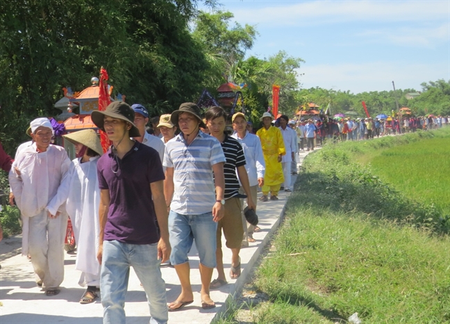 Cô dâu trẻ mặc áo tang tiễn đưa chồng Co dau tre mac ao tang tien dua chong