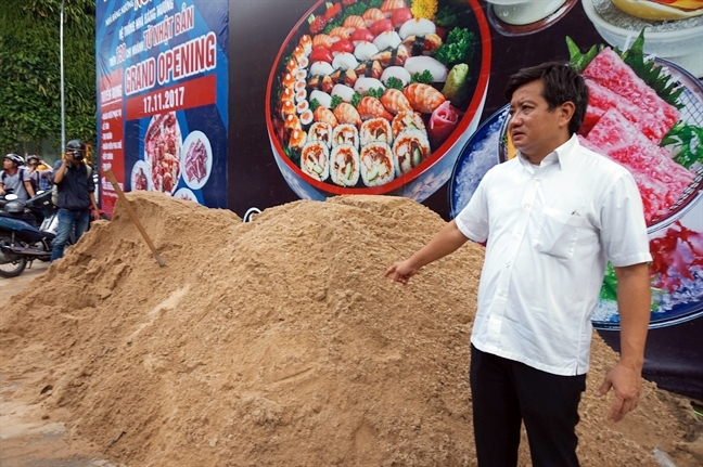 Ông Đoàn Ngọc Hải xuống đường dẹp vỉa hè là chuyện bình thường Ong Doan Ngoc Hai xuong duong dep via he la chuyen binh thuong