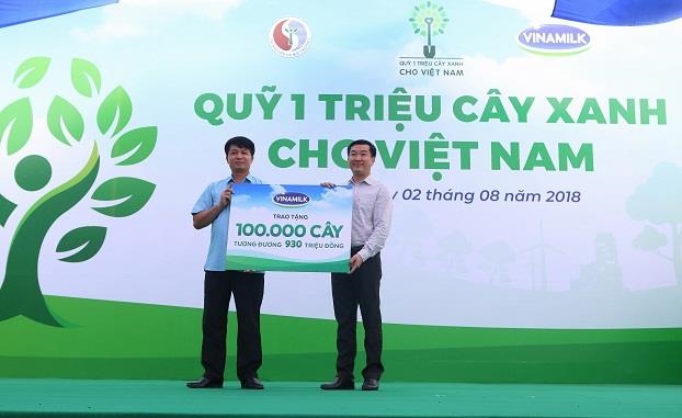 Vinamilk trồng 100.000 cây xanh tại Bắc Kạn Vinamilk trong 100.000 cay xanh tai Bac Kan