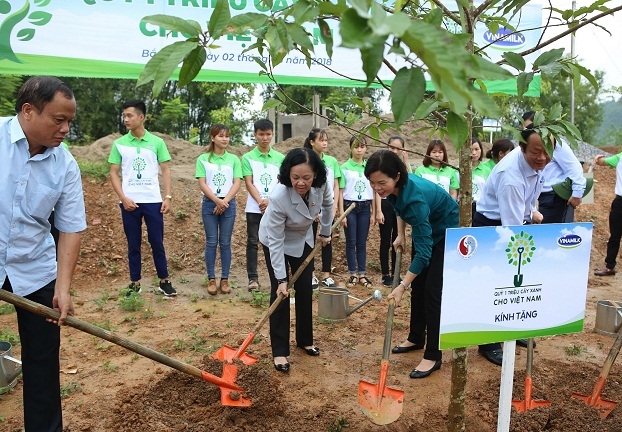 Vinamilk trồng 100.000 cây xanh tại Bắc Kạn Vinamilk trong 100.000 cay xanh tai Bac Kan