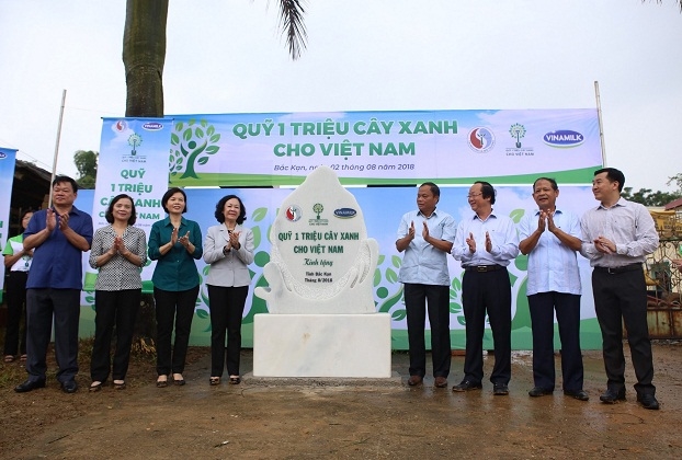 Vinamilk trồng 100.000 cây xanh tại Bắc Kạn Vinamilk trong 100.000 cay xanh tai Bac Kan