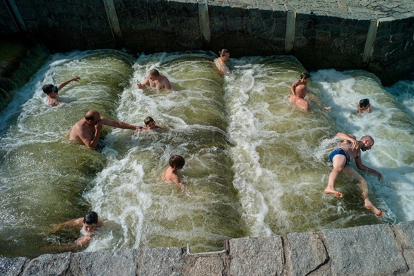 Châu Âu nóng như đổ lửa, người dân 'vật vã' tìm cách giải nhiệt Chau Au nong nhu do lua, nguoi dan 'vat va' tim cach giai nhiet