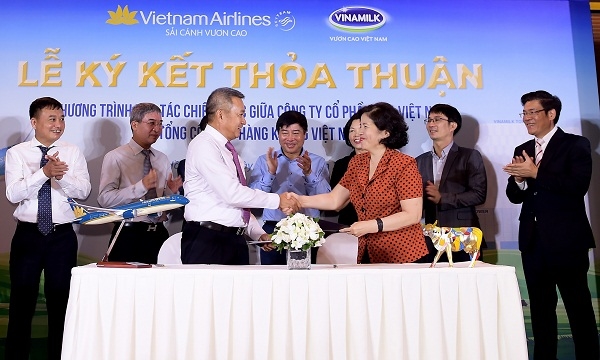 Vietnam Airlines và Vinamilk hợp tác chiến lược cùng phát triển thương hiệu vươn tầm quốc tế Vietnam Airlines va Vinamilk hop tac chien luoc cung phat trien thuong hieu vuon tam quoc te