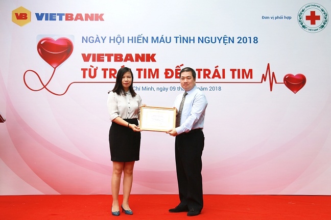 Hàng trăm nhân viên Ngân hàng TMCP Việt Nam Thương Tín (Vietbank) hiến máu cứu người Hang tram nhan vien Ngan hang TMCP Viet Nam Thuong Tin (Vietbank) hien mau cuu nguoi