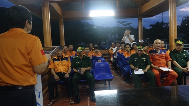 Cứu sống 11 thuyền viên tàu chở gạch chìm trong đêm trên biển Đông Cuu song 11 thuyen vien tau cho gach chim trong dem tren bien Dong