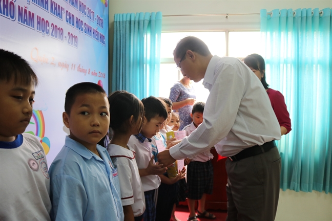 Quận 2: Tặng 150 suất học bổng Nguyễn Thị Minh Khai năm học 2018-2019 Quan 2: Tang 150 suat hoc bong Nguyen Thi Minh Khai nam hoc 2018-2019