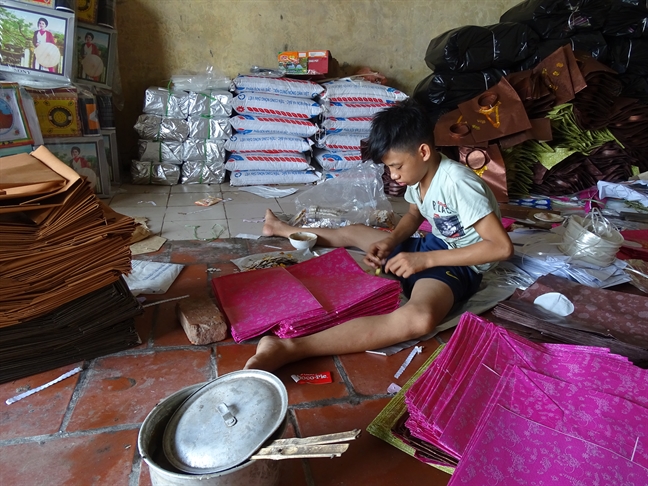 Người dân 'thủ phủ' vàng mã hối hả kiếm tiền tỷ trong 'tháng cô hồn' Nguoi dan 'thu phu' vang ma hoi ha kiem tien ty trong 'thang co hon'