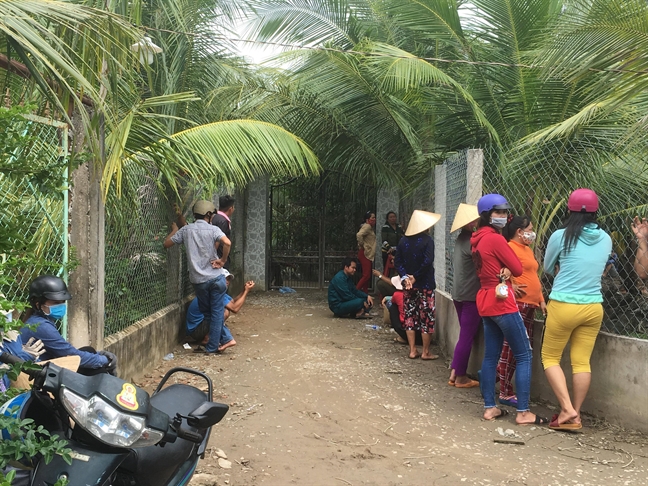 Cha bé gái trong vụ ba người bị sát hại ở Tiền Giang liên tục gọi tên con Cha be gai trong vu ba nguoi bi sat hai o Tien Giang lien tuc goi ten con