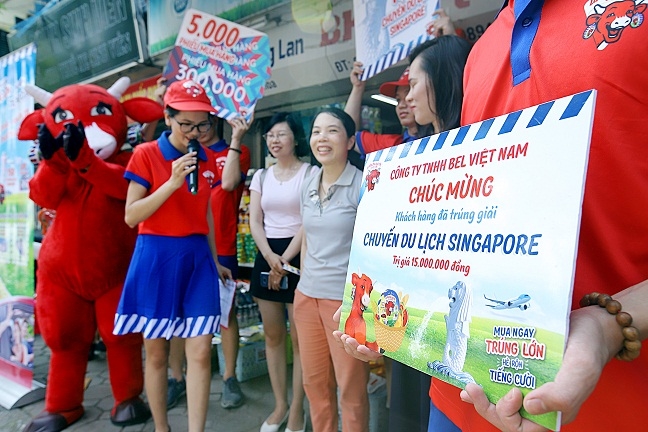 Đường phố Hà Nội ‘náo nhiệt' với hàng trăm giải thưởng du lịch Singapore từ Con Bò Cười Duong pho Ha Noi ‘nao nhiet' voi hang tram giai thuong du lich Singapore tu Con Bo Cuoi