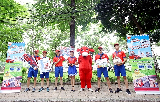 Đường phố Hà Nội ‘náo nhiệt' với hàng trăm giải thưởng du lịch Singapore từ Con Bò Cười Duong pho Ha Noi ‘nao nhiet' voi hang tram giai thuong du lich Singapore tu Con Bo Cuoi