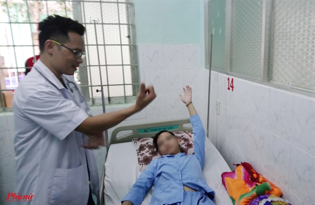 Sau vài giờ lên cơn sốt, một chiến sĩ trẻ bị chảy máu không ngừng Sau vai gio len con sot, mot chien si tre bi chay mau khong ngung