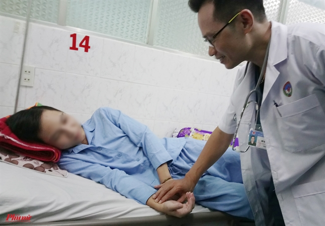 Sau vài giờ lên cơn sốt, một chiến sĩ trẻ bị chảy máu không ngừng Sau vai gio len con sot, mot chien si tre bi chay mau khong ngung
