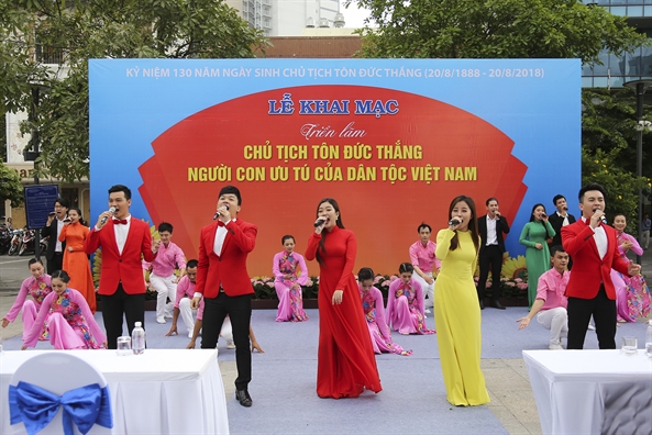 Triển lãm 270 bức ảnh về cuộc đời Chủ tịch Tôn Đức Thắng Trien lam 270 buc anh ve cuoc doi Chu tich Ton Duc Thang