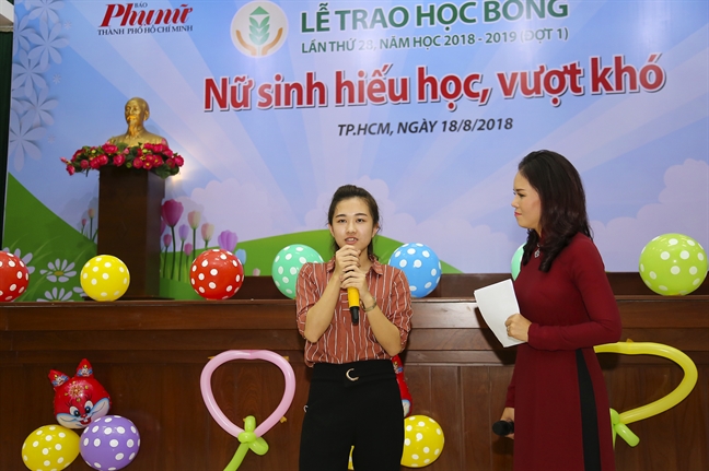 Con vui đến trường, mẹ vơi gánh lo toan Con vui den truong, me voi ganh lo toan
