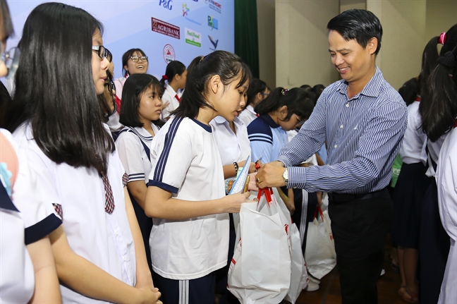 Con vui đến trường, mẹ vơi gánh lo toan Con vui den truong, me voi ganh lo toan
