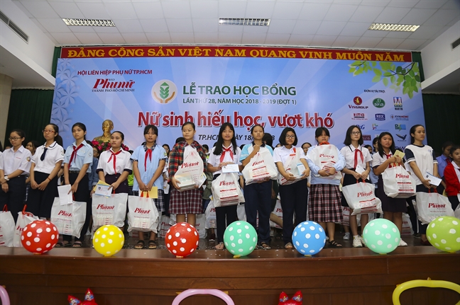 Con vui đến trường, mẹ vơi gánh lo toan Con vui den truong, me voi ganh lo toan