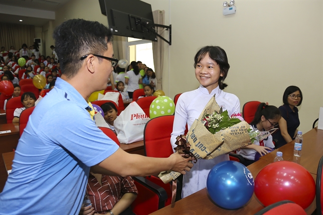Con vui đến trường, mẹ vơi gánh lo toan Con vui den truong, me voi ganh lo toan