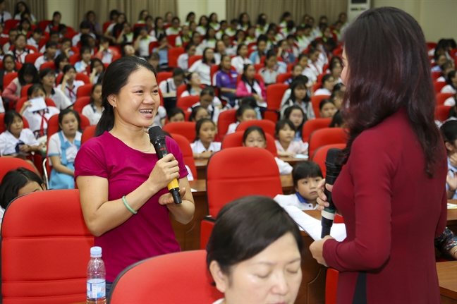 Con vui đến trường, mẹ vơi gánh lo toan Con vui den truong, me voi ganh lo toan