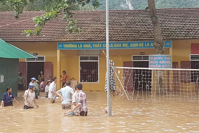 Trường học tan hoang, ngập trong bùn trước thềm năm học mới Truong hoc tan hoang, ngap trong bun truoc them nam hoc moi