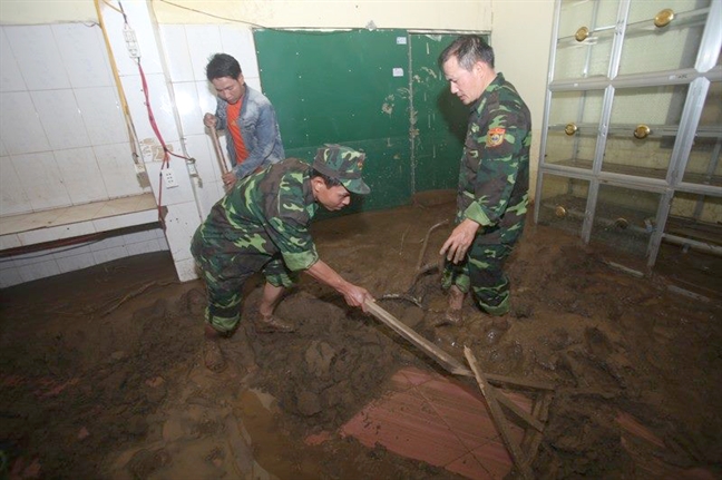 Trường học tan hoang, ngập trong bùn trước thềm năm học mới Truong hoc tan hoang, ngap trong bun truoc them nam hoc moi