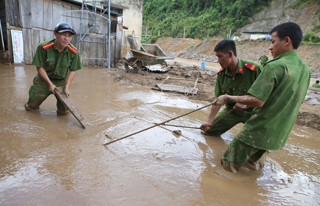 Trường học tan hoang, ngập trong bùn trước thềm năm học mới Truong hoc tan hoang, ngap trong bun truoc them nam hoc moi