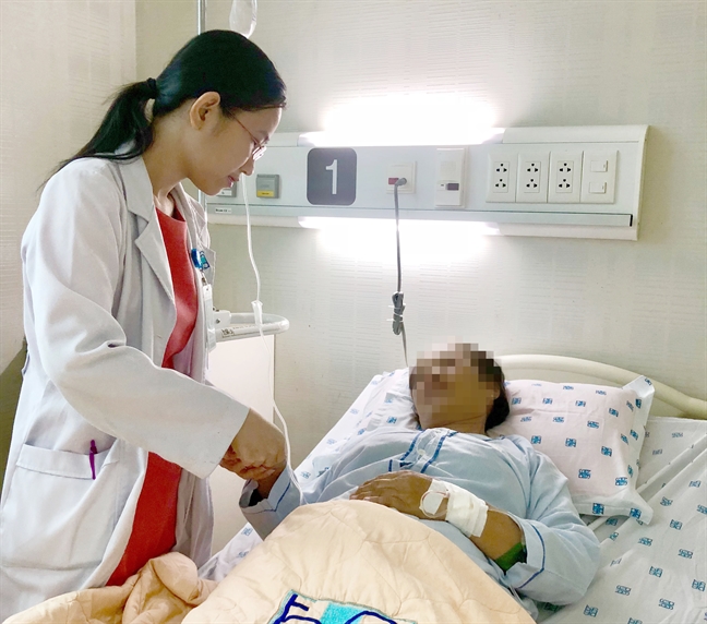 Không tin mình mắc bệnh gout, người phụ nữ tự uống thuốc đến nôn ra máu Khong tin minh mac benh gout, nguoi phu nu tu uong thuoc den non ra mau