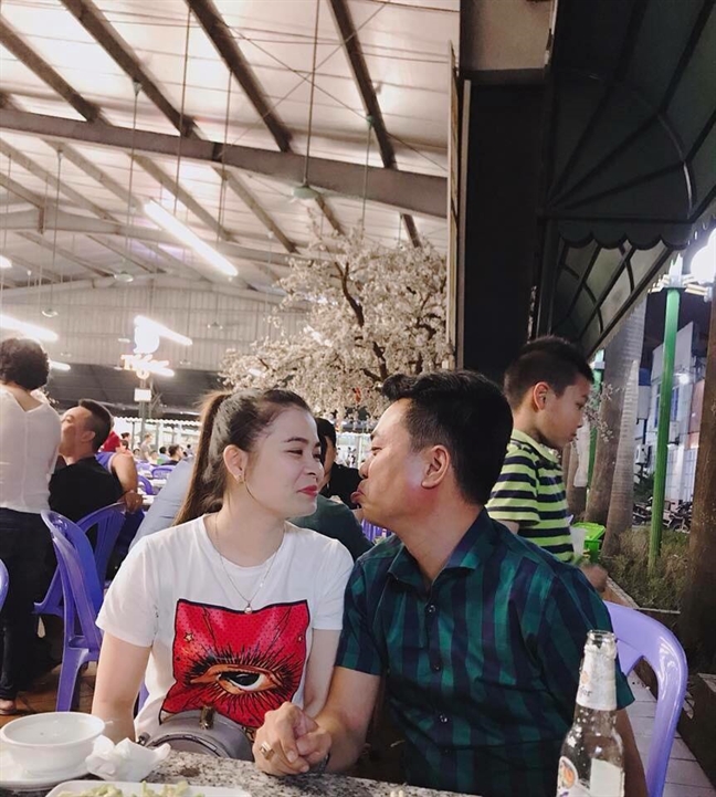 'Đàn bà vào bếp yêu chồng...' 'Dan ba vao bep yeu chong...'
