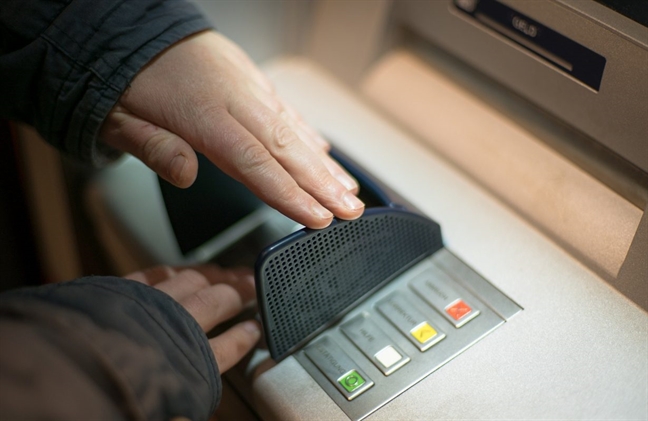 Báo động - Thủ đoạn đánh cắp tiền từ thẻ ATM ngày càng được 'nâng cấp' Bao dong - Thu doan danh cap tien tu the ATM ngay cang duoc 'nang cap'