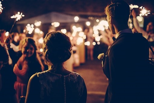 Bạn trẻ có nên về nhà trước bảy giờ tối? Ban tre co nen ve nha truoc bay gio toi?