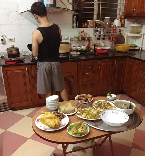 Chồng 'đốn tim' vợ mỗi ngày bằng tài nấu ăn và cắm hoa cực khéo Chong 'don tim' vo moi ngay bang tai nau an va cam hoa cuc kheo