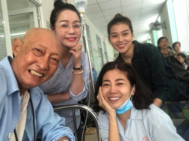 Diễn viên Mai Phương vui vẻ thăm nghệ sĩ Lê Bình, động viên nhau vượt qua bệnh tật Dien vien Mai Phuong vui ve tham nghe si Le Binh, dong vien nhau vuot qua benh tat
